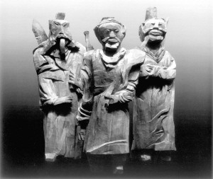 陈钢的作品《三兄弟》,用木头做材质,造型奇趣,富有意味