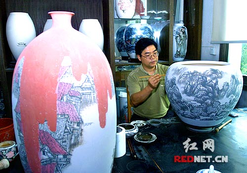 这位醴陵醴泉窑的工艺师说,描绘这样一只釉下彩瓷瓶要花一个星期。