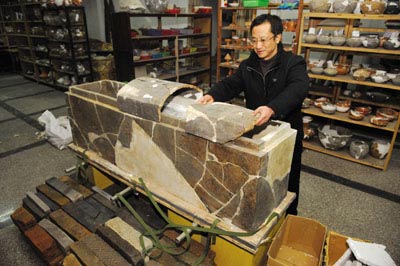 涪陵发现国内最大陶棺(组图)