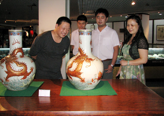 2011淄博陶瓷珍玩拍卖(展示)会预展拉开帷幕 2011淄博陶瓷珍玩拍卖(展示)会预展拉开帷幕