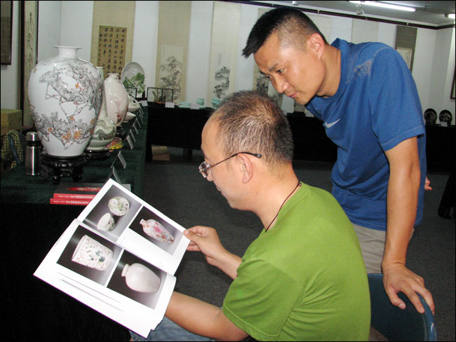 2011淄博陶瓷珍玩拍卖(展示)会预展拉开帷幕 2011淄博陶瓷珍玩拍卖(展示)会预展拉开帷幕