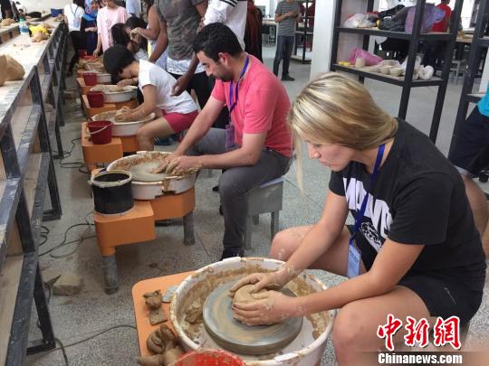 在了解陶瓷制作流程后,各国留学生在中国唯一以陶瓷命名的多科性本科高校——景德镇陶瓷大学获得了“一显身手”的机会。 吴鹏泉 摄